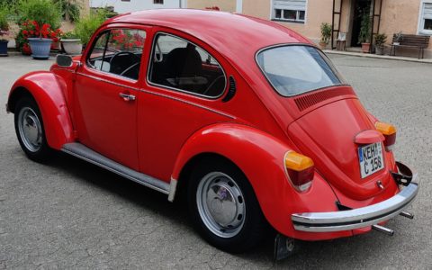 Roter VW Käfer hinten